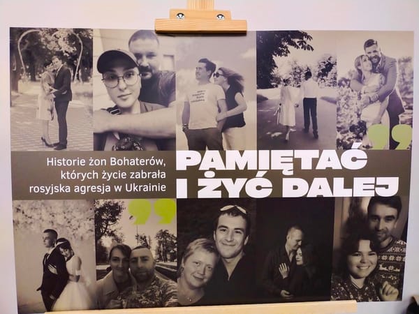 В Польщі відбулася фотовиставка, присвячена полеглим Героям та їх дружинам
